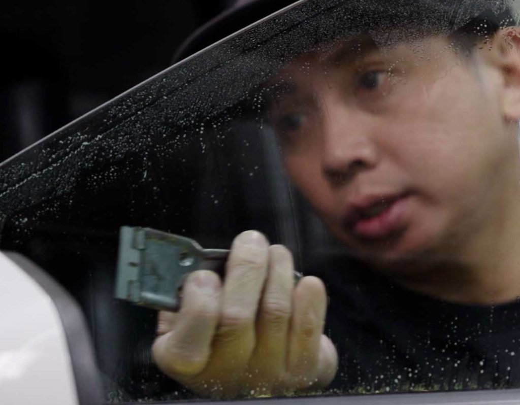 A Largo window tinting expert